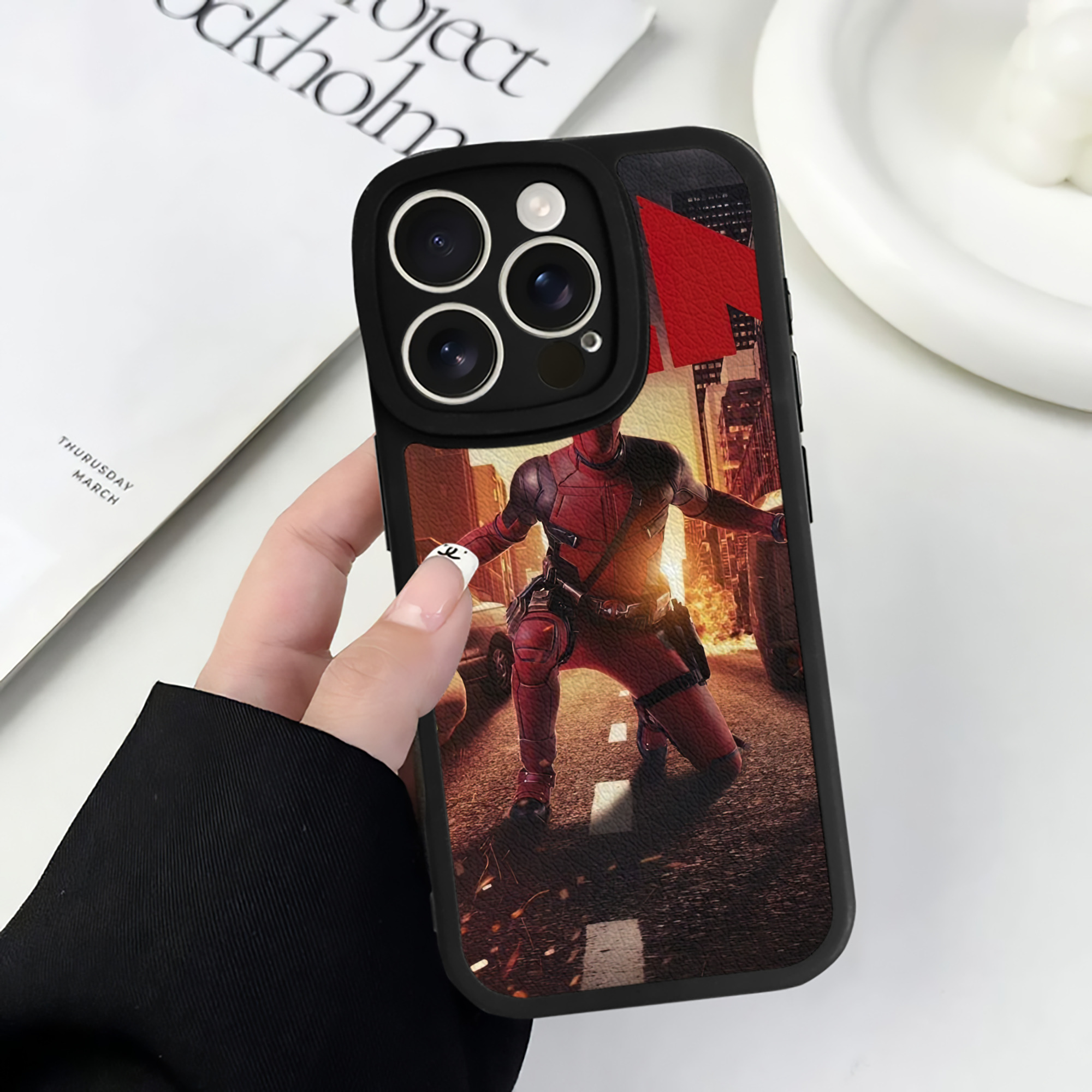 （画像用） Deadpool デッドプール 【iPhone 16シリーズ対応】シリコンスマホケース（レザー調） 材質：シリコン